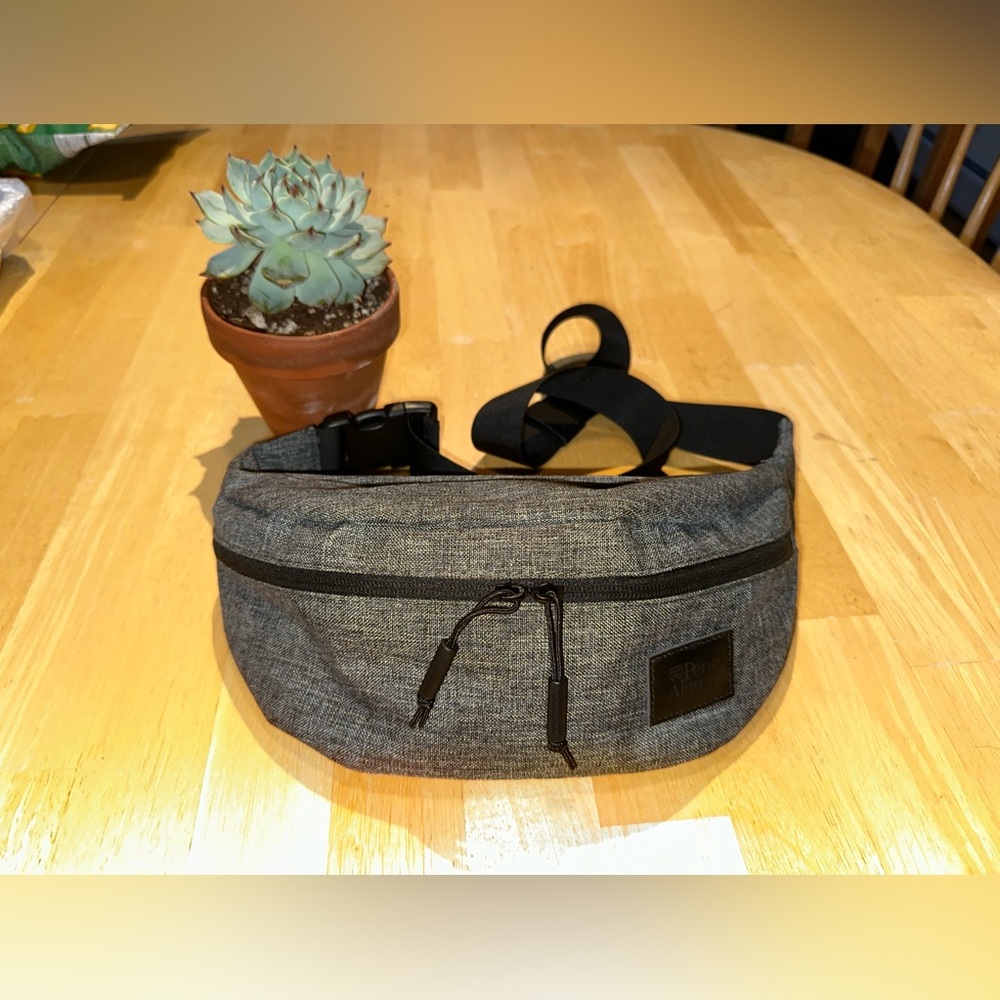 UPenn 5 items Charging Pad, Tote, Pillowcase, LaundryBag, Penn Quaker, Fanny Pak - Picture 2 of 13